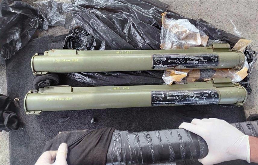 БЕОГРАД, 12. МАРТА /СРНА/ - На граничном прелазу Бадовинци ухапшено је лице чији су иницијали В.Ћ. /36/ код кога су у аутомобилу пронађена четири ручна ракетна бацача "зоља", саопштено је из Министарства унутрашњих послова /МУП/ Србије.