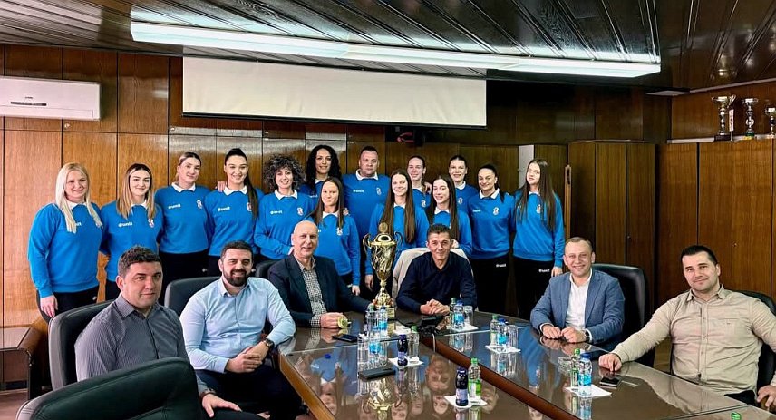 ГАЦКО, 12.МАРТА /СРНА/ - Женски одбојкашки клуб "Гацко РД Свислајон" најбољи амбасадор спорта посљедњих година, не само Гацка, већ и Херцеговине и Републике Српске, истакнуто је на пријему које је за чланице овог клуба припредио директор Рудника и Термоелектране /РиТЕ/ "Гацко" Максим Скоко.