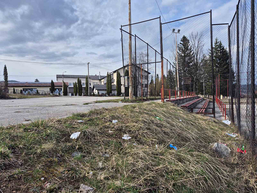 ПАЛЕ, 13. МАРТА/СРНА/ - Простор у близини Средњошколског центра "Пале" ових дана претворио се у праву малу депонију са разбацаним пластичним и стакленим флашама, лименкама, кесама и другим отпадом, које представља опасност за пролазнике.