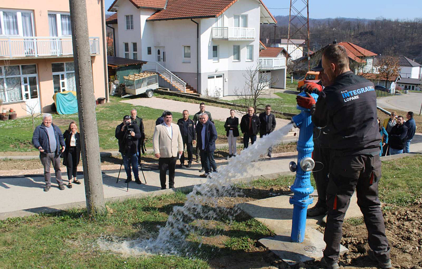 ЛОПАРЕ, 13. МАРТА /СРНА/ - У Лопарама је техничким пријемом радова на новој траси главног дистрибутивног цјевовода од резервоара до дистрибутивне мреже завршена прва фаза реконструкције водовода, вриједна 221.860 КМ.