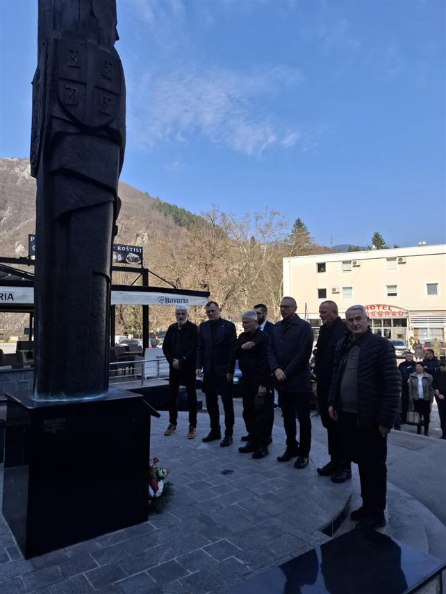 ВИШЕГРАД, 13. МАРТА /СРНА/ - Министар рада и борачко-инвалидске заштите Републике Српске Радан Остојић и чланови Равногорског покрета положили су вијенац код споменика погинулим борцима Војске Републике Српске у Вишеграду.
