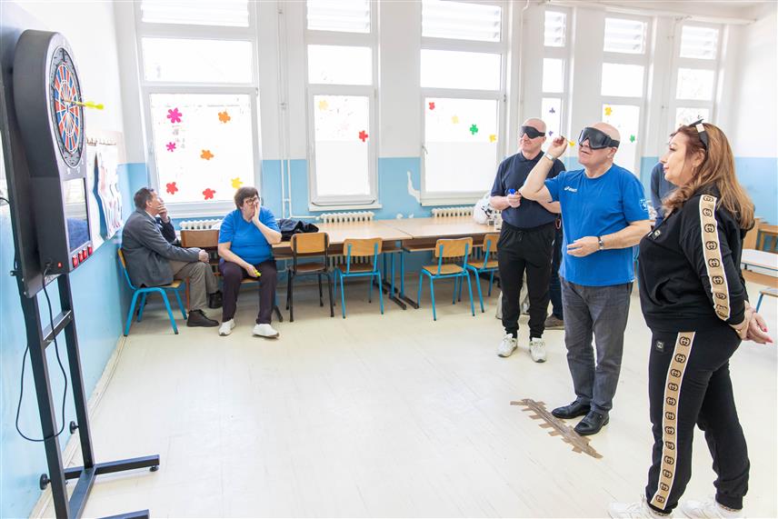 ПРЊАВОР, 14. МАРТА /СРНА/ - Турнир у пикаду за слијепа и слабовида лица, који је у Прњавору окупио пет екипа одржава четврту годину заредом, као дио програма на обиљежавању 24. марта, Дана града Прњавор, осим домаће екипе, учествују и гости из Градишке, Теслића, Тузле и Бањалуке.