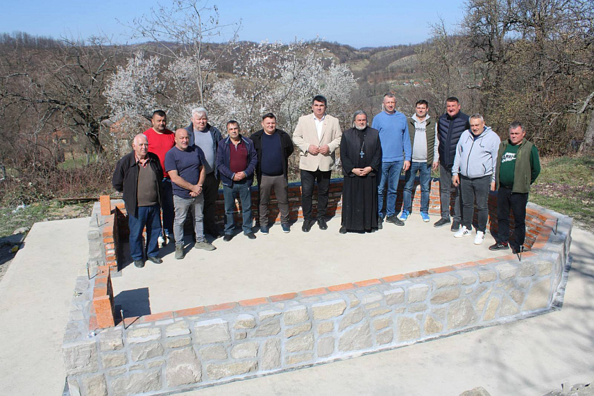 ЛОПАРЕ, 14. МАРТА /СРНА/ - У засеоку Поповићи у Горњем Прибоју код Лопара настављена је градња храма и сазидан је темељ богомоље недалеко од мјеста гдје је била једна о најстаријих цркава на Мајевици.