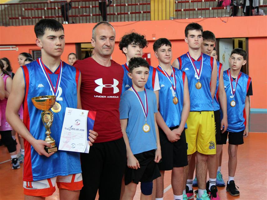 ДОБОЈ, 15. МАРТА /СРНА/ - Eкипа Основне школе "Петар Кочић" из Приједора побједник је у мушкој, а школе "Вук Караџић" из Власенице у женској конкуренцији, републичког финала у кошарци Малих олимпијских игара Републике Српске у кошарци за основце, које је завршено у Добоју.