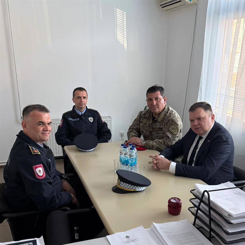 ШЕКОВИЋИ, 15. МАРТА /СРНА/ - Министар унутрашњих послова Републике Српске Жељко Будимир посјетио је Полицијску станицу Шековићи, гдје је разговарао са руководиоцима Полицијске управе Зворник и Полицијске станице Шековићи о актуелној безбједносној ситуацији на подручју општине, која је оцијењена повољном.