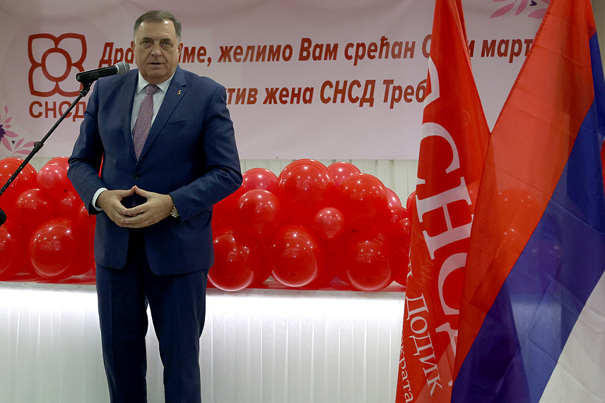 ТРЕБИЊЕ, 15. МАРТА /СРНА/ - Предсједник СНСД-а Милорад Додик присуствовао је вечерас прослави Дана жена, коју је организовао Актив жена Градског одбора СНСД-а Tребиње.