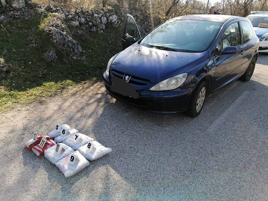 TРЕБИЊЕ, 16. МАРTА /СРНА/ - У Билећи је ухапшено лице чији су иницијали М.В. код кога је пронађено 6,3 килограма марихуане.