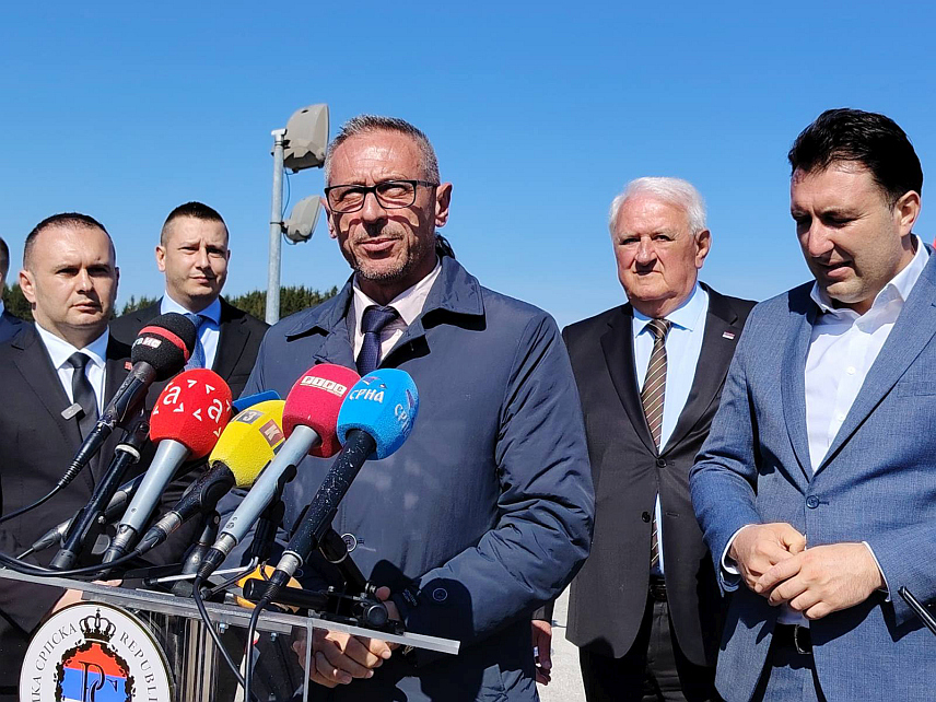 СОКОЛАЦ 16. МАРТА /СТНА/ - Министар рада и борачко инвалидске заштите Републике Српске Радан Остојић у обраћању новинарима на Сокоцу гдје је данас служен помен и положени вијенци на Војничком гробљу Нови Зејтинлик.