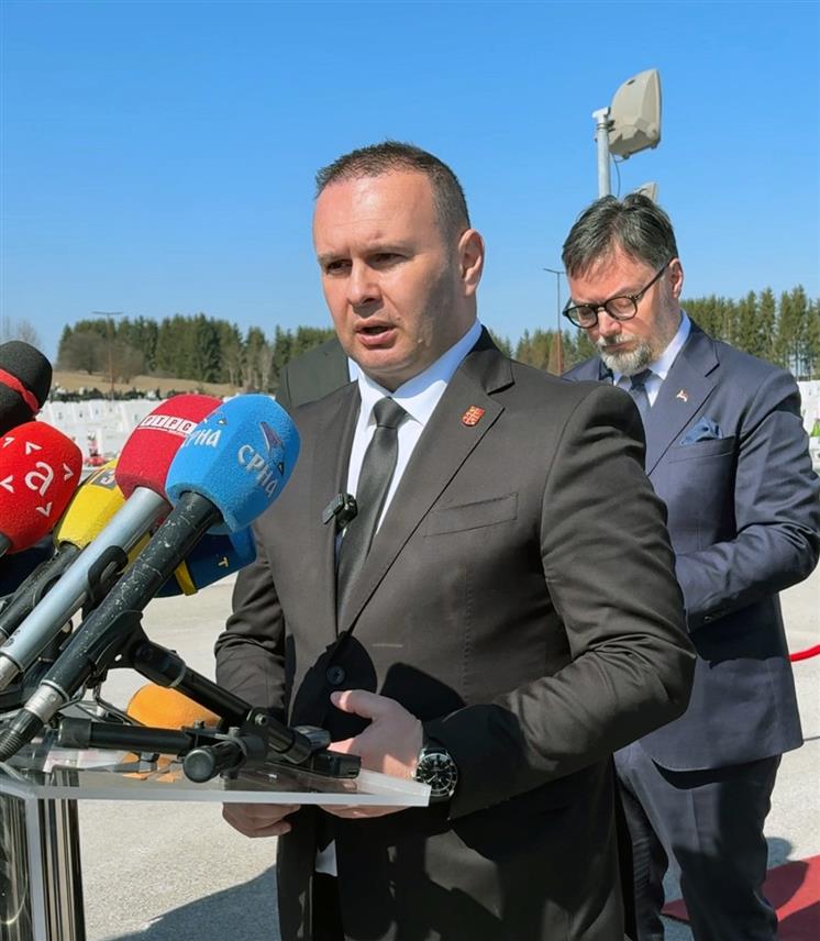 СОКОЛАЦ, 16. МАРТА /СРНА/ - Република Српска је потпуно једнака од Новог Града до Требиња, а коријен Српске су Срби Сарајева који су је створили, изјавио је данас градоначелник Источног Сарајева Љубиша Ћосић.