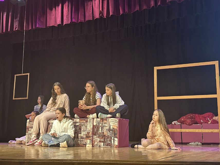 ПРЊАВОР, 16. МАРТА /СРНА/ - Представом "Склони се да преживиш" данас је у Центру за културу и туризам у Прњавору поводом обиљежавања Дана града почела позоришна ревија за предшколску и школску дјецу у извођењу Драмске сцене Српског просвјетног и културног друштва /СПКД/ "Просвјета".