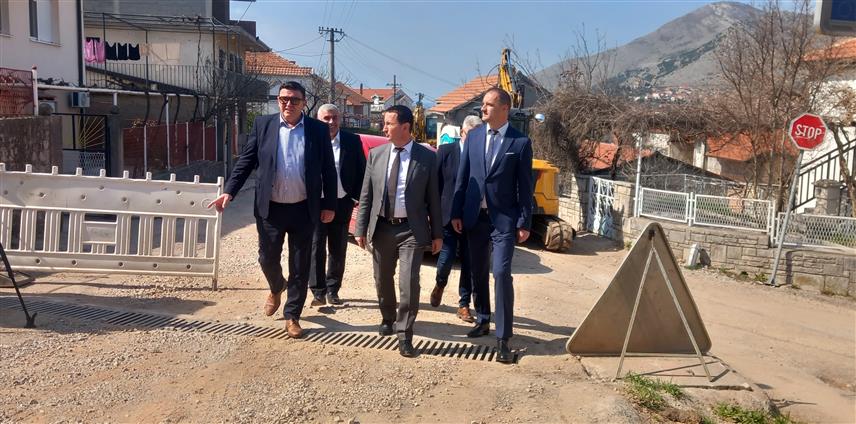 TРЕБИЊЕ, 16. МАРТА /СРНА/ - Изградња канализационе мреже у требињском насељу Полице, вриједна 4.400.000 КМ, одвија се планираном динамиком, а њеним завршетком биће ријешен дугогодишњи проблем