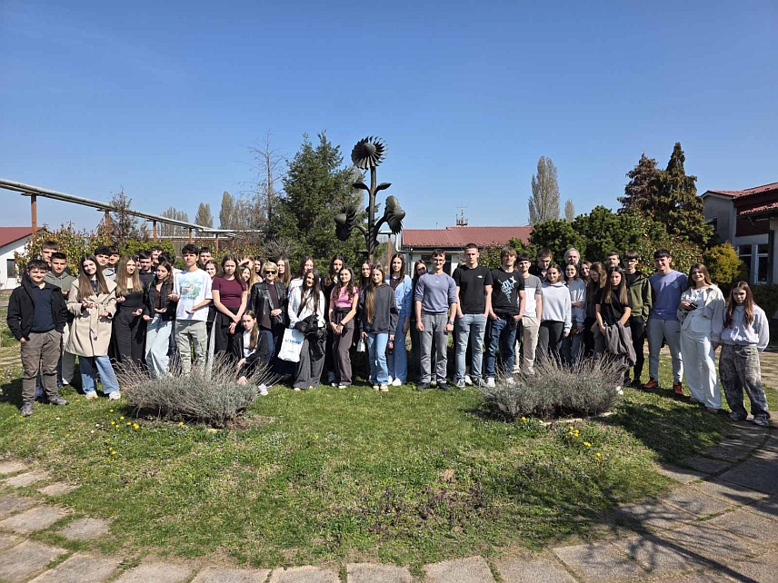 БИЈЕЉИНА, 16. МАРТА /СРНА/ - Ученици прве године Ваздухопловне академије из Београда и њихови наставници посјетили су компанију "Орао" у Бијељини у оквиру практичне наставе.