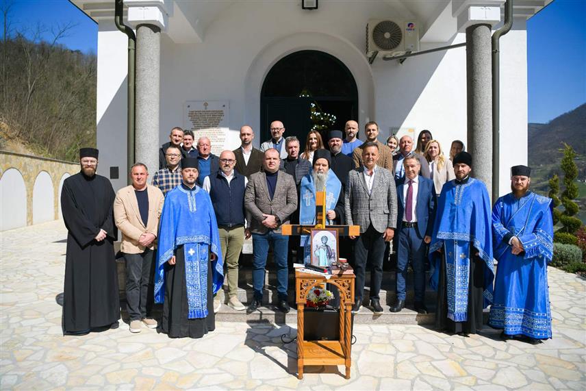 ЗВОРНИК, 16. МАРТА /СРНА/ - Његово високопреосвештенство митрополит зворничко-тузлански Фотије озваничио је данас почетак изградње првог манастира на подручју града Зворника освештањем земљишта за изградњу конака и пратећих објеката на Млађевцу.