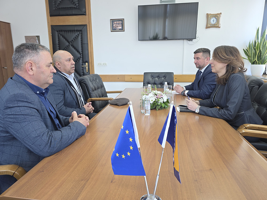 САРАЈЕВО, 16. МАРТА /СРНА/ - Министар цивилних послова у Савјету министара Дубравка Бошњак разговарала је са члановима Савјета националних мањина БиХ о унапређењу положаја 17 националних мањина.