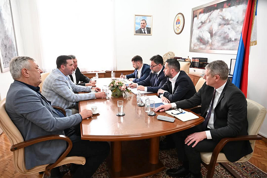 САРАЈЕВО, 16. МАРТА /СРНА/ - Састанак министра спољне трговине и економских односа у Савјету министара Сташе Кошарца, семберских привредника и предсједника бијељинске Подручне привредне коморе Бранимира Андрића одржан данас у Сарајеву.