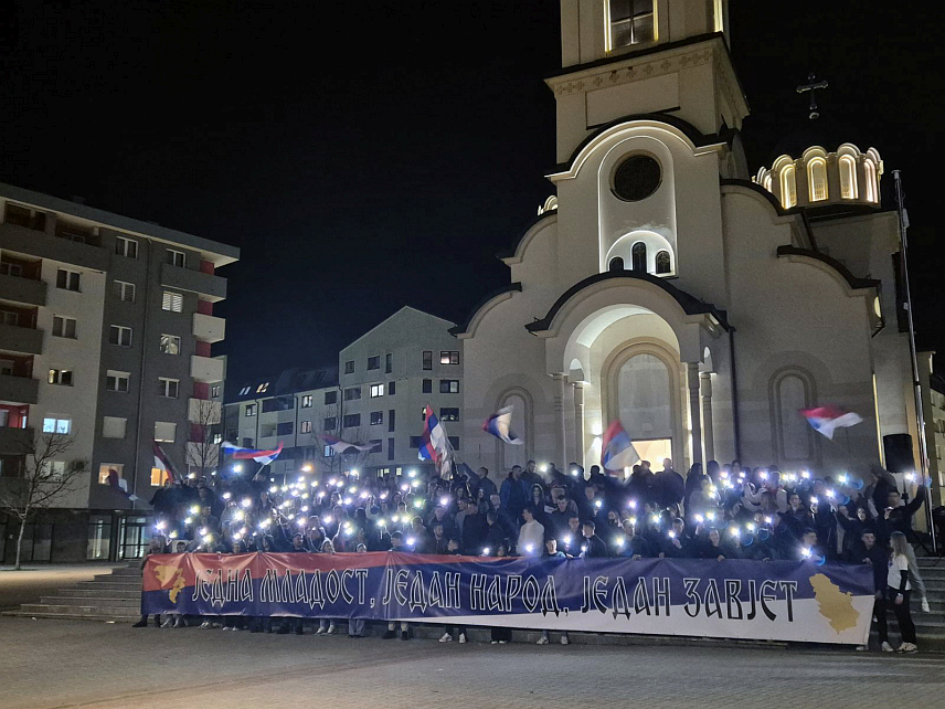 ПАЛЕ, 16. МАРТА/СРНА/ - Студенти Универзитета у Источном Сарајеву вечерас су на Палама одржали скуп подршке студентима са Косова и Метохије и поручили им да нису сами.