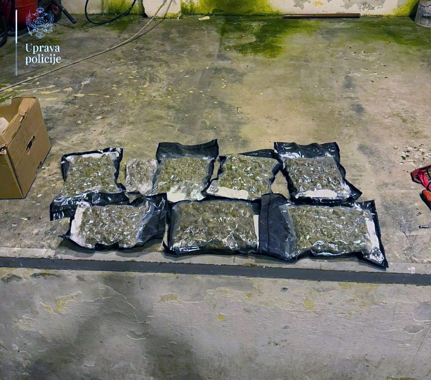 ПОДГОРИЦА, 17. МАРТА /СРНА/ - Код албанског држављанина чији су иницијали А.С. /42/ на територији Црне Горе пронађена су четири килограма марихуане.