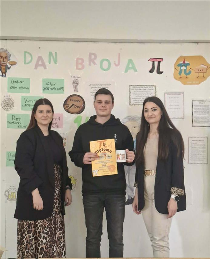 НОВИ ГРАД, 17. МАРТА /СРНА/ - У школском такмичењу у Новом Граду у памћењу децимала броја пи побиједио је средњошколац Стефан Смиљанић, који је запамтио 1.000 децимала и тако поставио школски и сопствени рекорд.