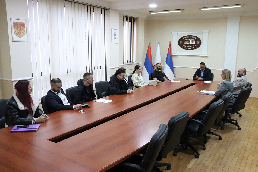 ДЕРВЕНТА, 17. МАРТА /СРНА/ - Градоначелник Дервенте Игор Жунић потписао је данас уговоре са корисницима стартап подстицаја за младе предузетнике, за шта је из буџета града издвојено 50.000 КМ.