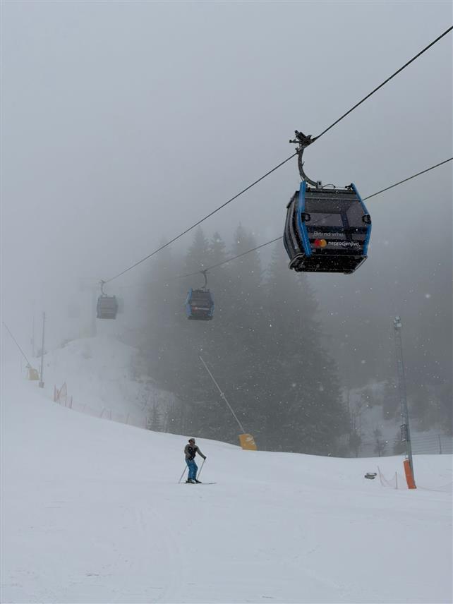 ЈАХОРИНА, 17. МАРТА /СРНА/ - Нове сњежне падавине на Јахорини додатно су унаприједиле услове на стазама, потврђујући континуитет једне од најдужих и најуспјешнијих зимских сезона до сада.