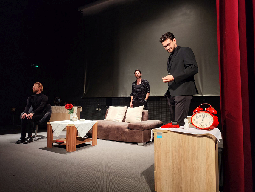 БРАТУНАЦ, 17. МАРТА /СРНА/ - Девети међународни дани позоришта почели су у Братунцу комедијом "Таштин тестамент". У овој комедији играју београдски глумци Алекса Арсеновић, Тадија Јосиповић и Јулијан Лучанин.