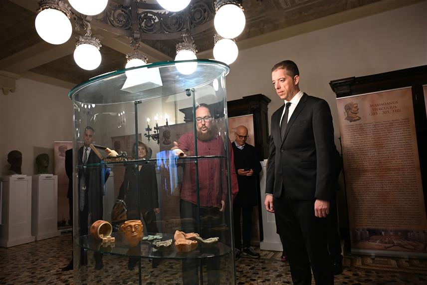 ТРСТ, 17. МАРТА /СРНА/ - Министар спољних послова Србије Марко Ђурић отворио је вечерас изложбу "Путевима римских императора" у Градском музеју "Сарторио" у Трсту, која свједочи о богатом римском насљеђу на простору Србије и његовом значају за европску културну баштину.