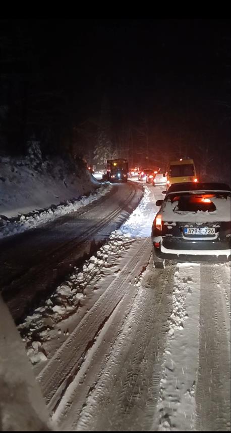 ИСТОЧНО САРАЈЕВО, 17. МАРТА /СРНА/ - Снијег прави проблеме у саобраћају на магистралном путу преко Романије јер камиони остају заглављени због чега се формирају колоне.