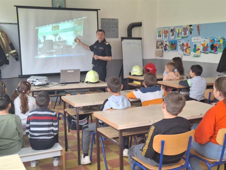 ЗВОРНИК, 18. МАРТА /СРНА/ - Професионална ватрогасно-спасилачка јединица Зворник започела је данас реализацију предавања у основним школама на подручју града, намијењених ученицима од првог до петог разреда о теми "Како поступити у случају пожара".