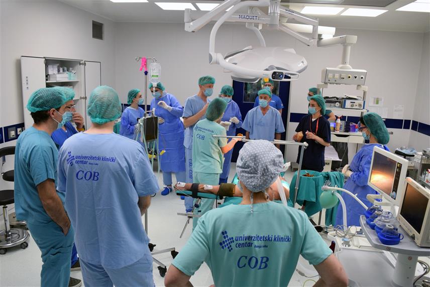 БАЊАЛУКА, 18. МАРТА /СРНА/ - Љекари Клинике за пластично-реконструктивну хирургију Универзитетског клиничког центра /УКЦ/ Републике Српске први пут су у БиХ извели два оперативна захвата трансплантације коже примјеном напредне технике микрографт експандера за лијечење тешких опекотина.