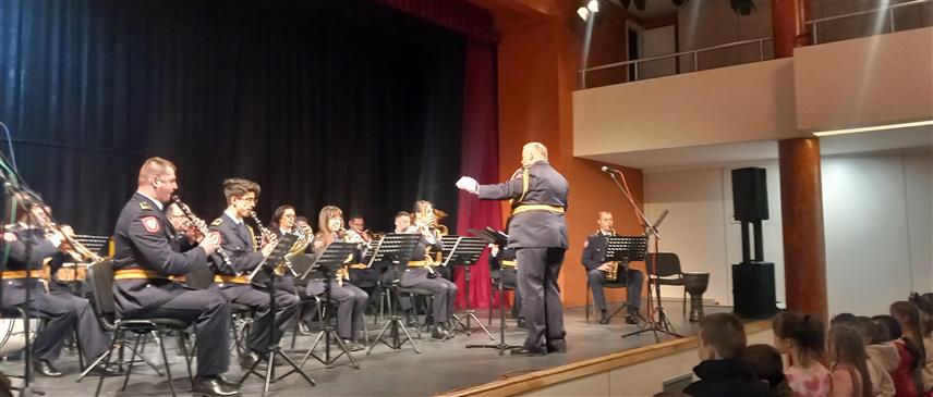 ТРЕБИЊЕ, 18. МАРТА /СРНА/ - Полицијски оркестар Министарства унутрашњих послова /МУП/ Републике Српске приредио је данас у Требињу концерт за ученике основних школа изводећи репертоар прилагођен њиховом узрасту.