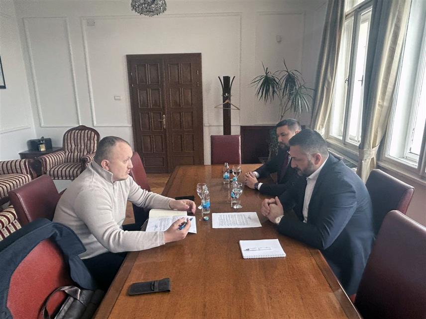 БАЊАЛУКА, 18. МАРТА /СРНА/ - Предсједник Скупштине града Бањалука Љубо Нинковић разговарао је са предсједником Управног одбора Удружења за заштиту потрошача "Реакција" Драганом Јошићем о иницијативи овог удружења за доношење хитних мјера подршке грађанима у условима раста цијена.