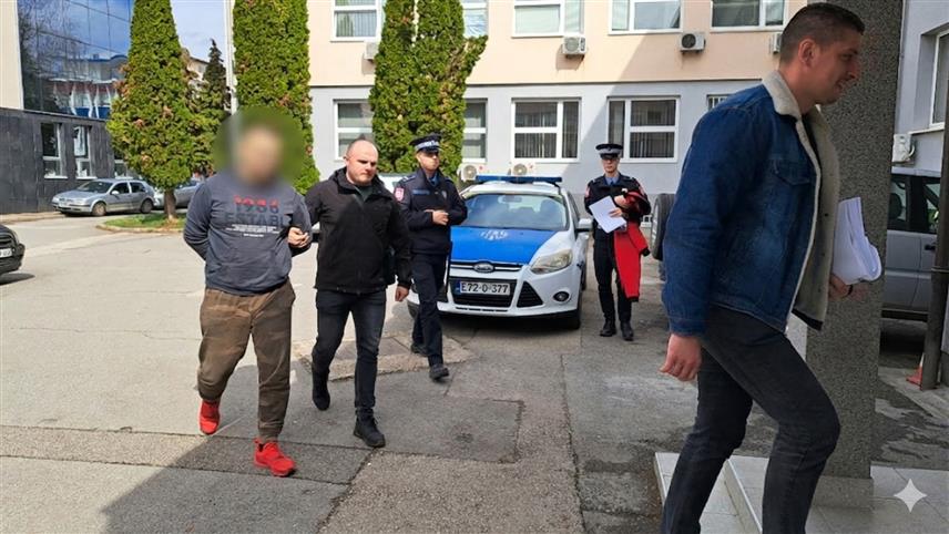 ДОБОЈ, 18. МАРТА /СРНА/ - Мушкарац чији су иницијали Д.М. из Добоја, ухапшен у полицијској акцији "Курјак" због посједовања дроге и оружја, предат је у надлежност добојског Окружног јавног тужилаштва.