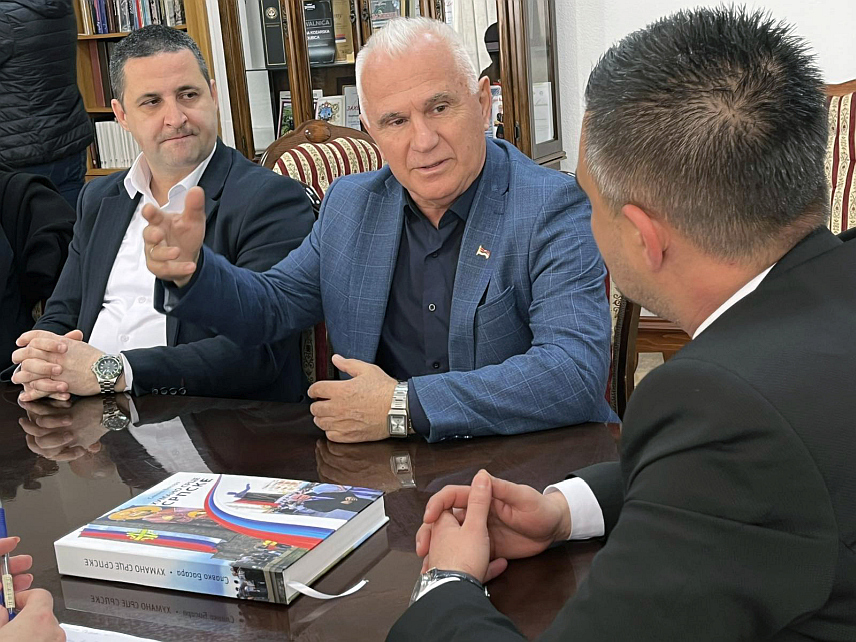 КОЗАРСКА ДУБИЦА, 18. МАРТА /СРНА/ - Састанак начелника општине Козарска Дубица Игора Савковића са предсједником бањалучког Одбора за помоћ Косову и Метохији Милорадом Арловом.