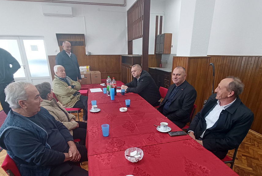 СРБАЦ, 18. МАРТА /СРНА/ - Борачка организација општине Србац уручила је данас четири пакета са основним животним намирницама својим члановима муслиманске вјероисповијести поводом предстојећег вјерског празника Рамазанског бајрама.