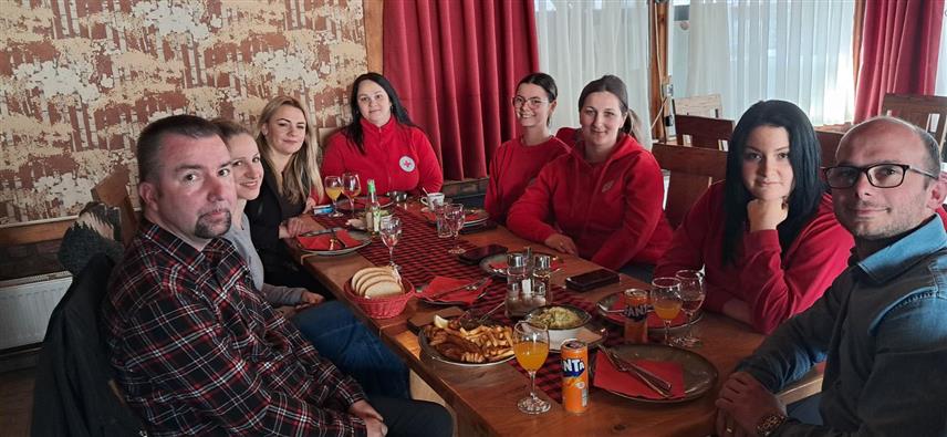 ДОБОЈ, 18. МАРТА /СРНА/ - Градска организација Црвеног крста у Добоју је у оквиру пројекта пружање услуге туђе његе немоћним лицима збринула пет лица из категорије породица погинулих и заробљених бораца и несталих цивила. Поводом годишњице овог пројекта данас је организовано симболично дружење ових организација током којег су сумирани резултати и договорен план наредних активности.