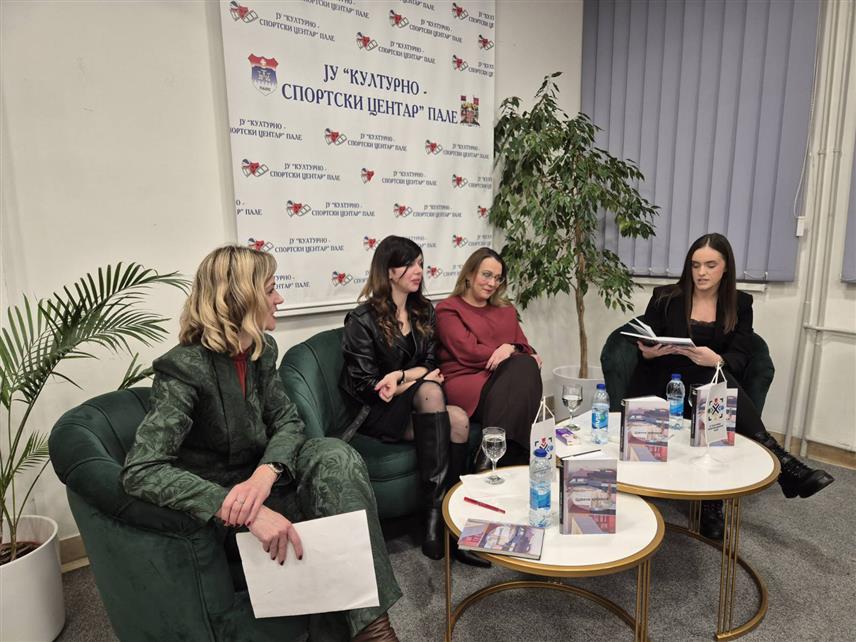 ПАЛЕ, 18. МАРТА /СРНА/- У Културном центру Пале вечерас је представљен роман "Црвени кровови" аутора Неде Бјелановић, који говори о великој трагедији српског народа, сарајевском мирнодопском егзодусу.