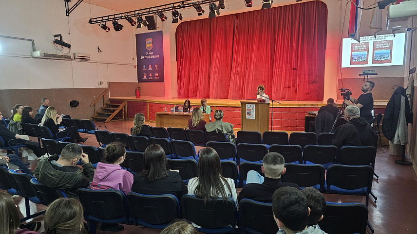 ПРЊАВОР, 18. МАРТА /СРНА/ - Удружења књижевника завичаја Прњавор вечерас је у Центру за културу и туризам промовисало седми зборник прозе и поезије "Завичајне звјездице".