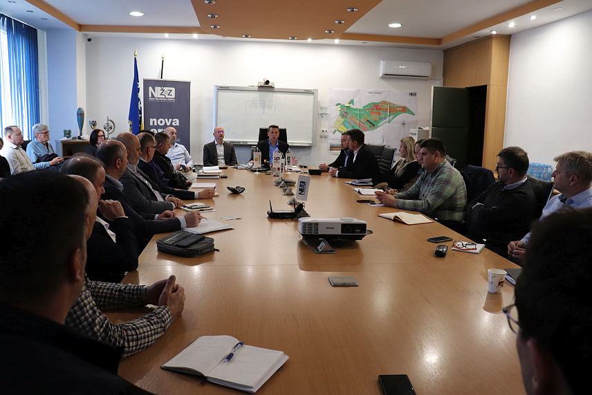 ДOБOJ/ЗЕНИЦА , 18. МАРТА /СРНА/ - Састанак вршиоца дужности генералног директора "Жељезница Републике Српске" Драгана Зеленковића са руководством Нове Жељезаре, "Жељезница Федерације БиХ" и свих великих добављача који уско сарађују са Новом Жељезаром јуче у Зеници.