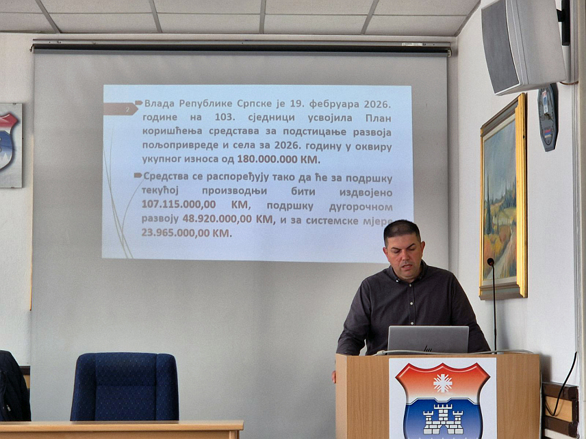 ПАЛЕ, 19. МАРТА /СРНА/ - Пољопривредним произвођачима на Палама данас је представљен Правилник о условима и начину остваривања новчаних подстицаја за развој пољопривреде и села за ову годину којим је повећана премија за млијеко на 0,30 КМ по литру.