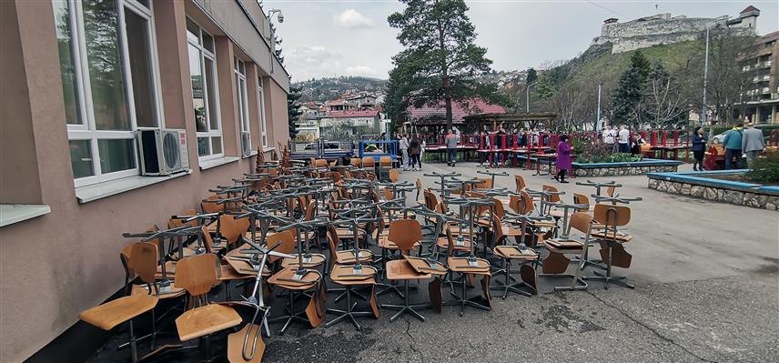 ДОБОЈ, 19. МАРТА /СРНА/ - Њемачки Лајонс клуб донирао је 240 клупа и 480 столица за једну градску и три подручне добојске основне школе.