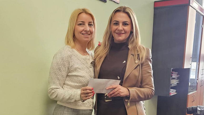 ДОБОЈ, 19. МАРТА /СРНА/ - Удружење породица са троје и више дјеце "Понос" из Добоја уплатило је данас новац за ужину за дванаесторо дјеце у три градске основне школе, прикупљен током осмомартовске хуманитарне акције "Ужина за свако дијете". Предсједник Удружења Марина Протић са директором школе "Свети Сава" Бранком Кондић.	

