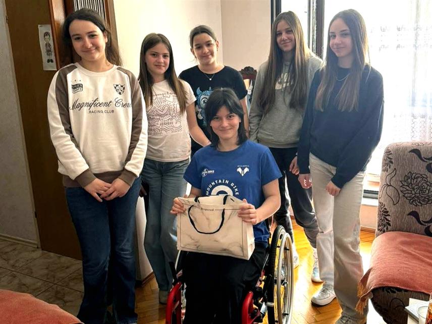 ДОБОЈ, 19. МАРТА /СРНА/ - Савјет ученика Основне школе /ОШ/ "Вук Стефановић Караџић" из Добоја обезбиједио је 8.453 КМ у акцији за подршку у лијечењу ученице Иване Ђурашиновић.