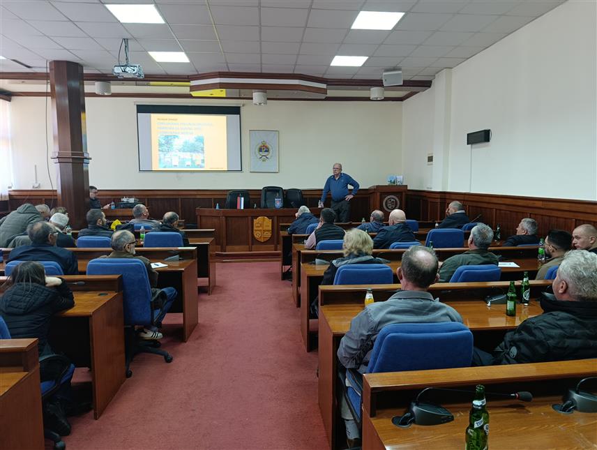 МРКОЊИЋ ГРАД, 1. МАРТА /СРНА/ - Пчелар из Крагујевца Верољуб Умељић током предавања за пчеларе у Мркоњић Граду.