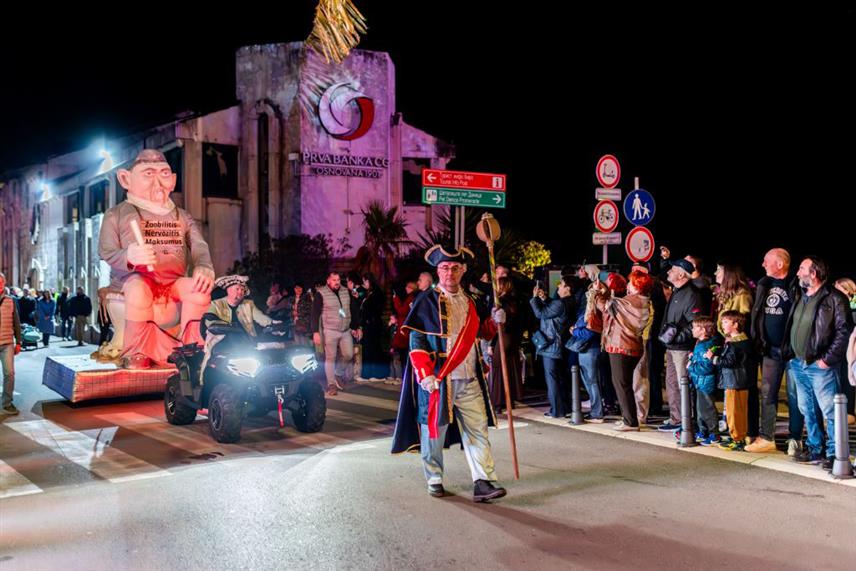 ПОДГОРИЦА/ХЕРЦЕГ НОВИ, 1. МАРТА /СРНА/ - "Празник мимозе у Херцег Новом" завршен је симболичним суђењем "главном кривцу за невоље Новљана" Зобиолитису нервозитису максумусу и концертом Аце Пејовића.