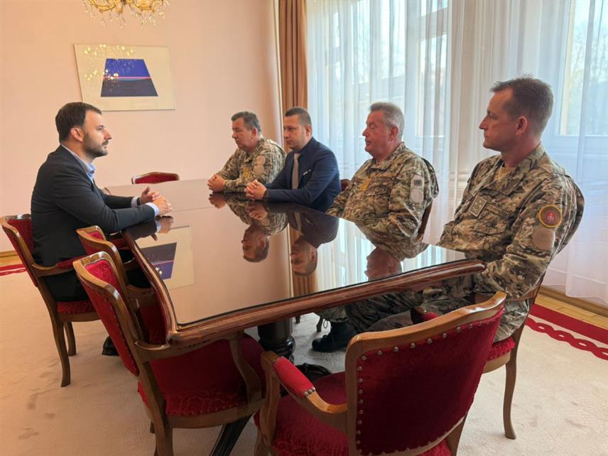 ПРИЈЕДОР, 20. МАРТА /СРНА/ - Градоначелник Приједора Слободан Јавор разговарао је данас о организовању централне манифестације обиљежавања Видовдана са замјеником министра одбране у Савјету министара Александром Гогановићем, начелником Заједничког штаба генерал-пуковником Гојком Кнежевићем и командантом Трећег пјешадијског пука бригадиром Гораном Максимовићем.