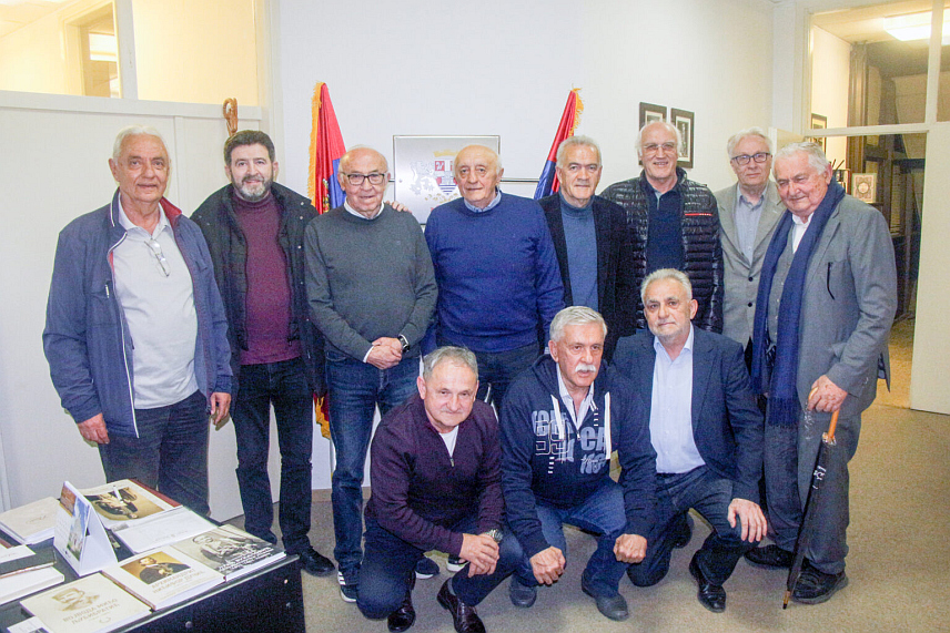 БЕОГРАД, 20. МАРТА /СРНА/ - Удружења Херцеговаца у Београду и група академика и универзитетских професора покренули су иницијативу да у Алеји пјесника на Калемегдану буде постављена спомен-биста великог српског пјесника, академика и сенатора Републике Српске Рајка Петрова Ноге.