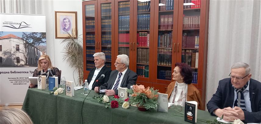 TРЕБИЊЕ, 20. МАРТА /СРНА/ - Требињска Подружница Удружења књижевника Републике Српске организовала је књижевно вече "Небеске капије", као омаж пјесницима који више нису међу живима Тодору Дутини, Радославу Братићу и Мехи Бараковићу, чије је стваралаштво трајно уписано у културну и духовну баштину.