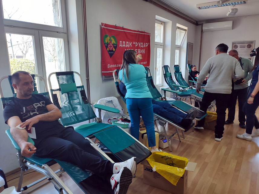 УГЉЕВИК, 21. МАРТА /СРНА/ - У традиционалној акцији Друштва добровољних давалаца крви "Рудар" из Угљевика данас је драгоцјену течност даровало 200 учесника из друштава давалаца крви из Србије, Црне Горе и Републике Српске.