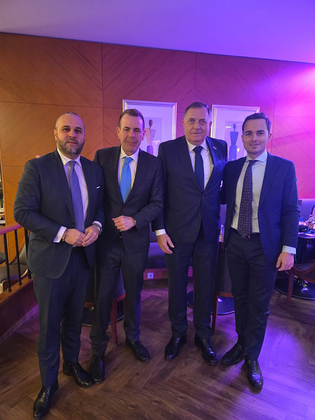 БУДИМПЕШТА, 21. МАРТА /СРНА/ - Предсједник СНСД-а Милорад Додик и потпредсједник Слободарске партије Аустрије Харалд Вилимски данас су у Будимпешти размијенили мишљења о политичким промјенама које се дешавају у Европи и о потреби да се све снажније чују гласови који бране суверенитет држава, идентитет народа и политику здравог разума.