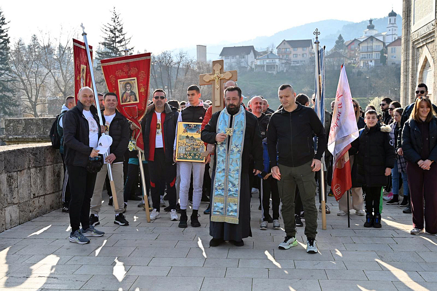 ВИШЕГРАД, 22. МАРТА /СРНА/ - На вишеградској ћуприји јутрос је служен молебан уз присуство великог броја вјерника из више градова региона, поводом поклоничког хода организованог у знак сјећања на страдање српског народа 1942. године у Старом Броду.